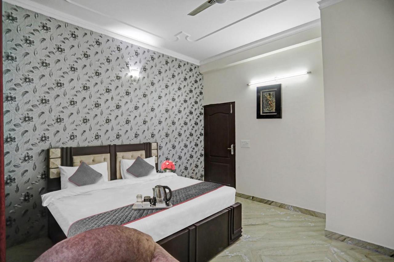 Hotel Townhouse The Premier View Near Iskcon Temple Noida Extérieur photo