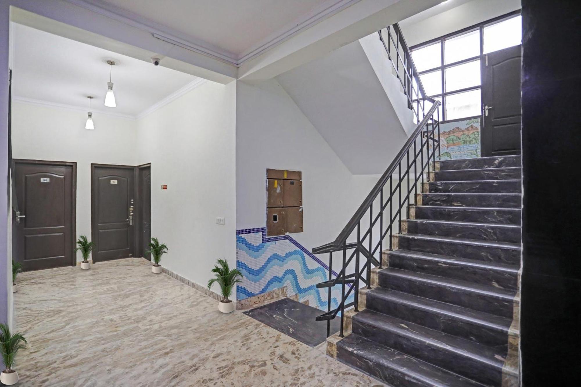 Hotel Townhouse The Premier View Near Iskcon Temple Noida Extérieur photo