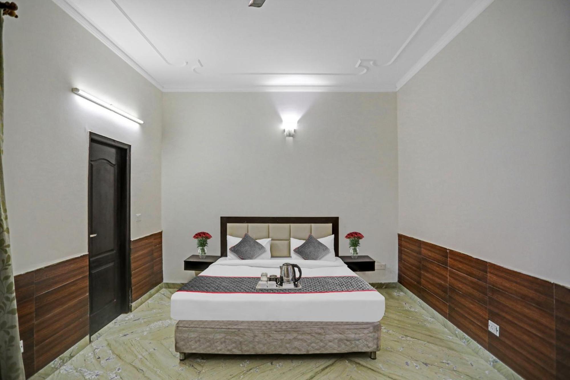Hotel Townhouse The Premier View Near Iskcon Temple Noida Extérieur photo