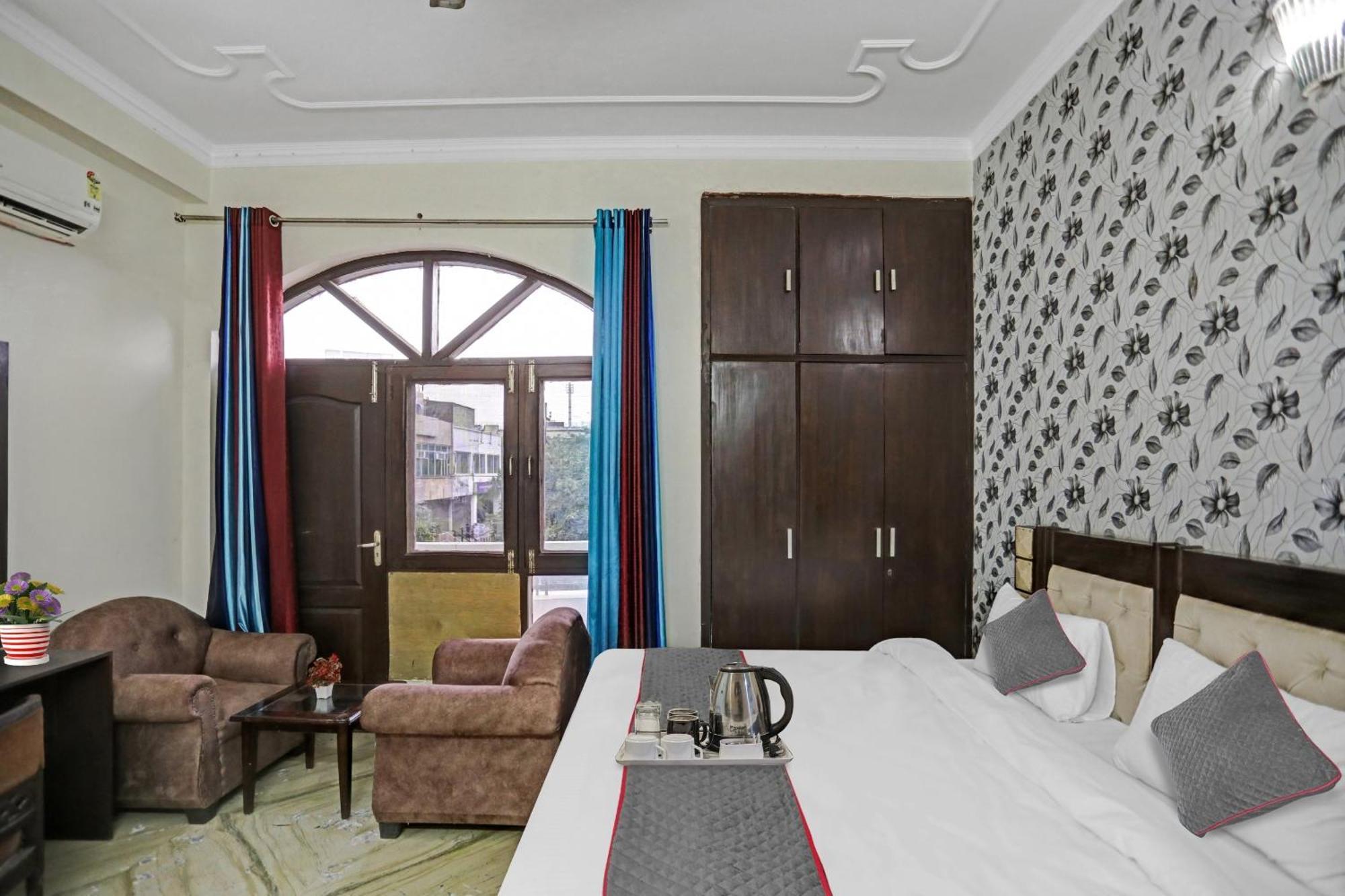 Hotel Townhouse The Premier View Near Iskcon Temple Noida Extérieur photo