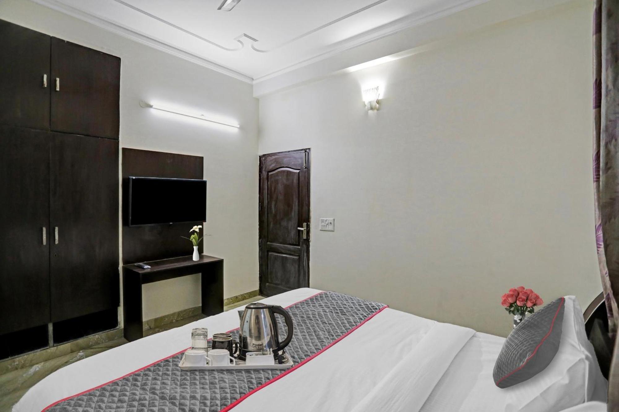 Hotel Townhouse The Premier View Near Iskcon Temple Noida Extérieur photo