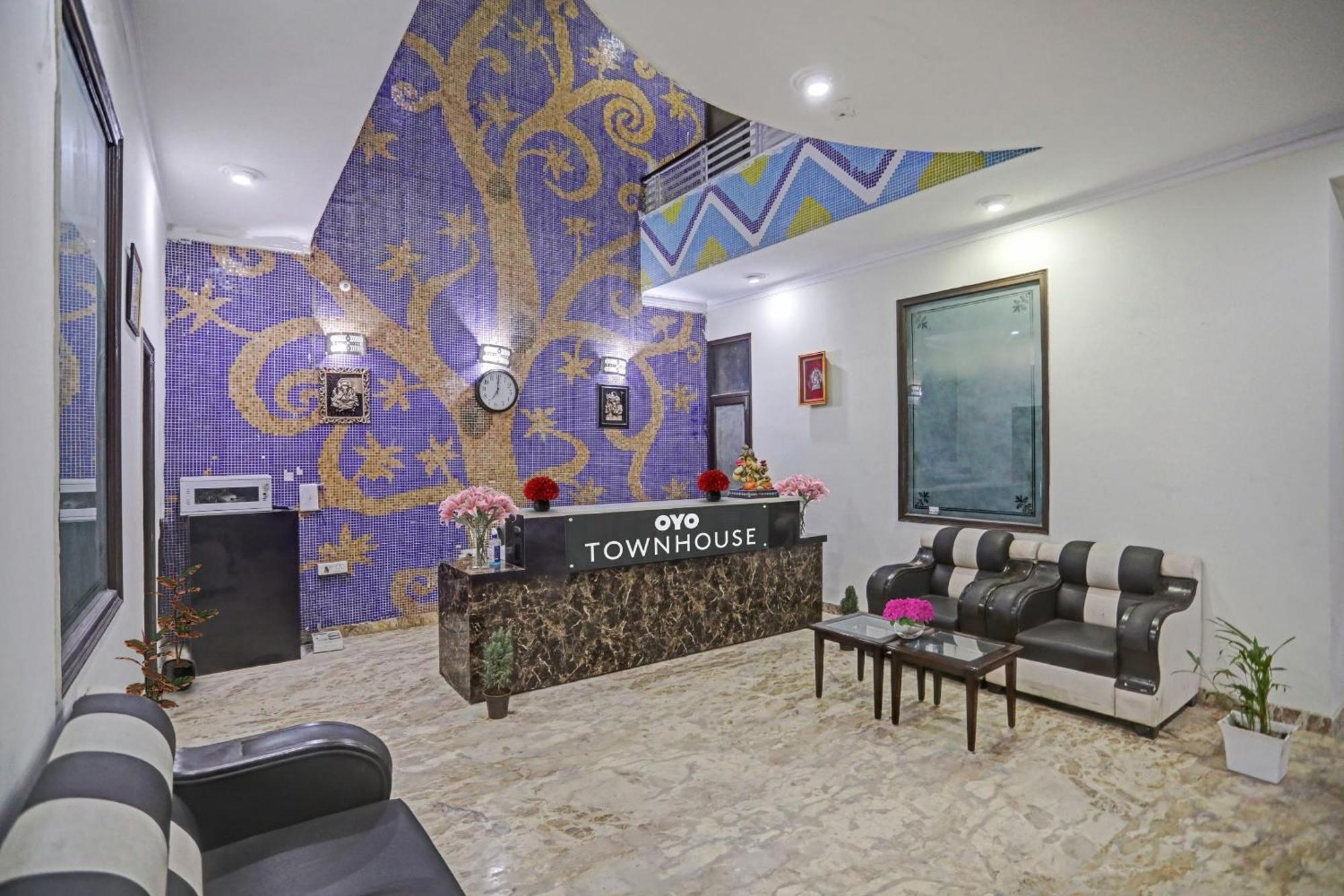 Hotel Townhouse The Premier View Near Iskcon Temple Noida Extérieur photo