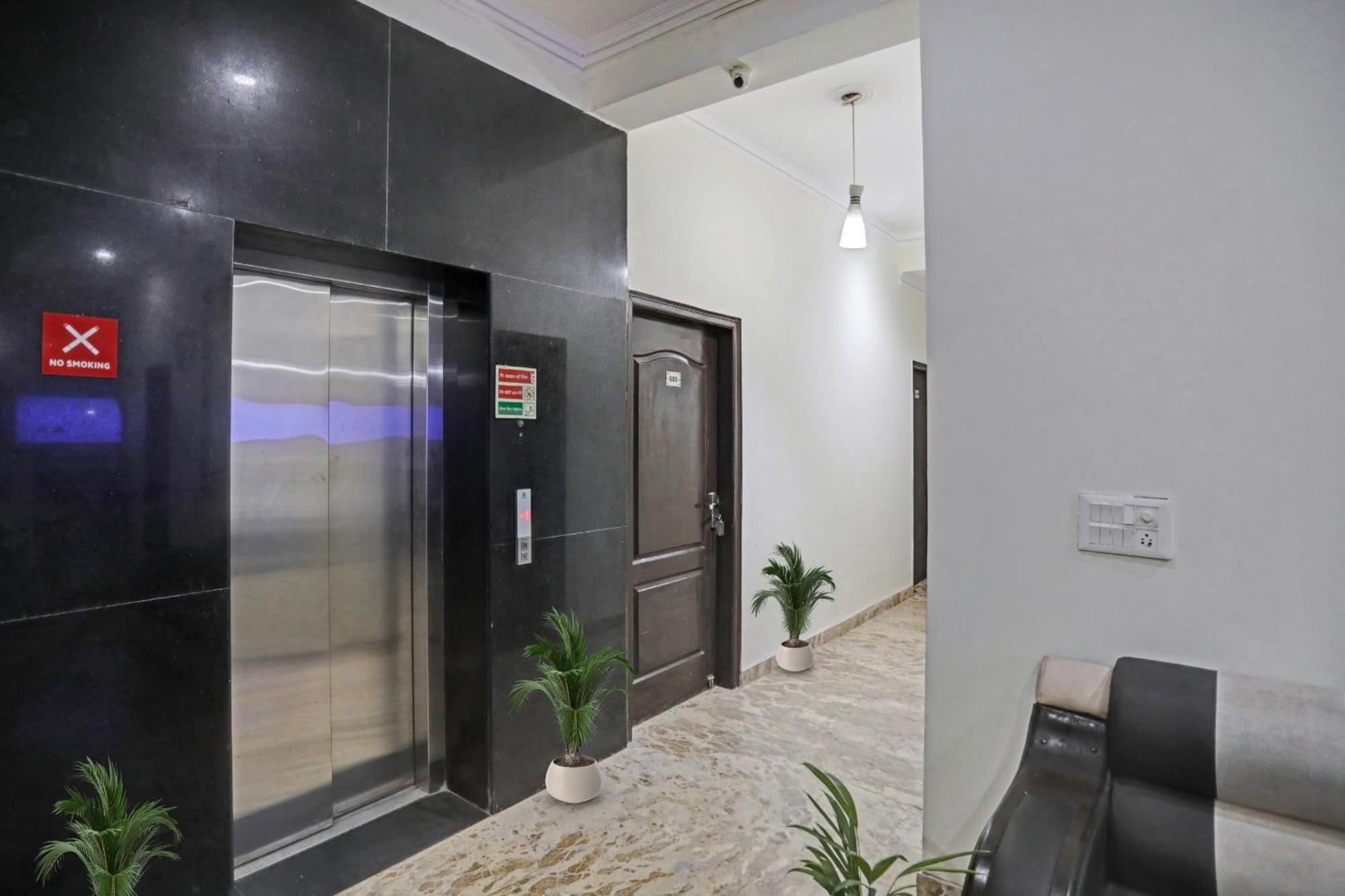 Hotel Townhouse The Premier View Near Iskcon Temple Noida Extérieur photo
