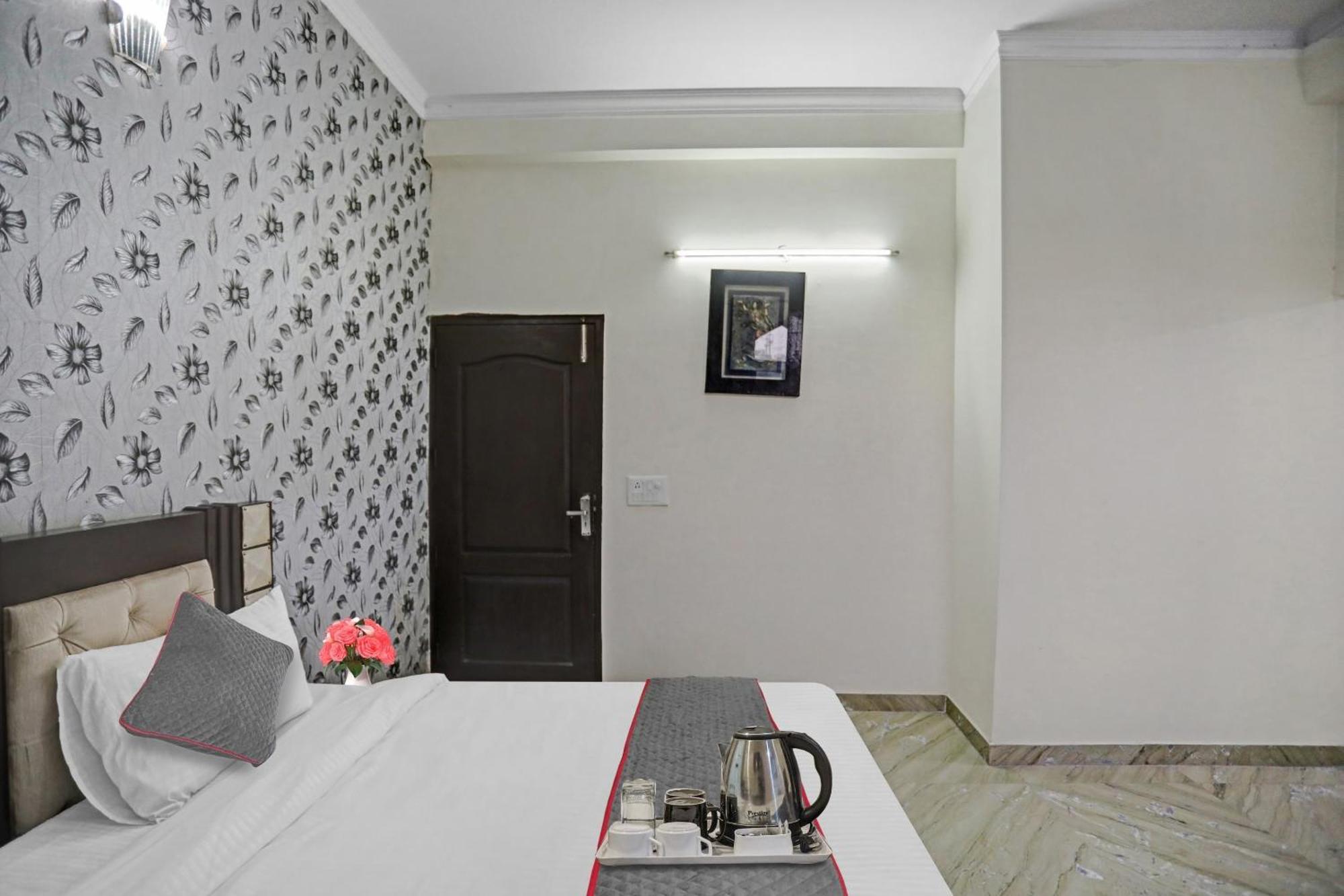 Hotel Townhouse The Premier View Near Iskcon Temple Noida Extérieur photo