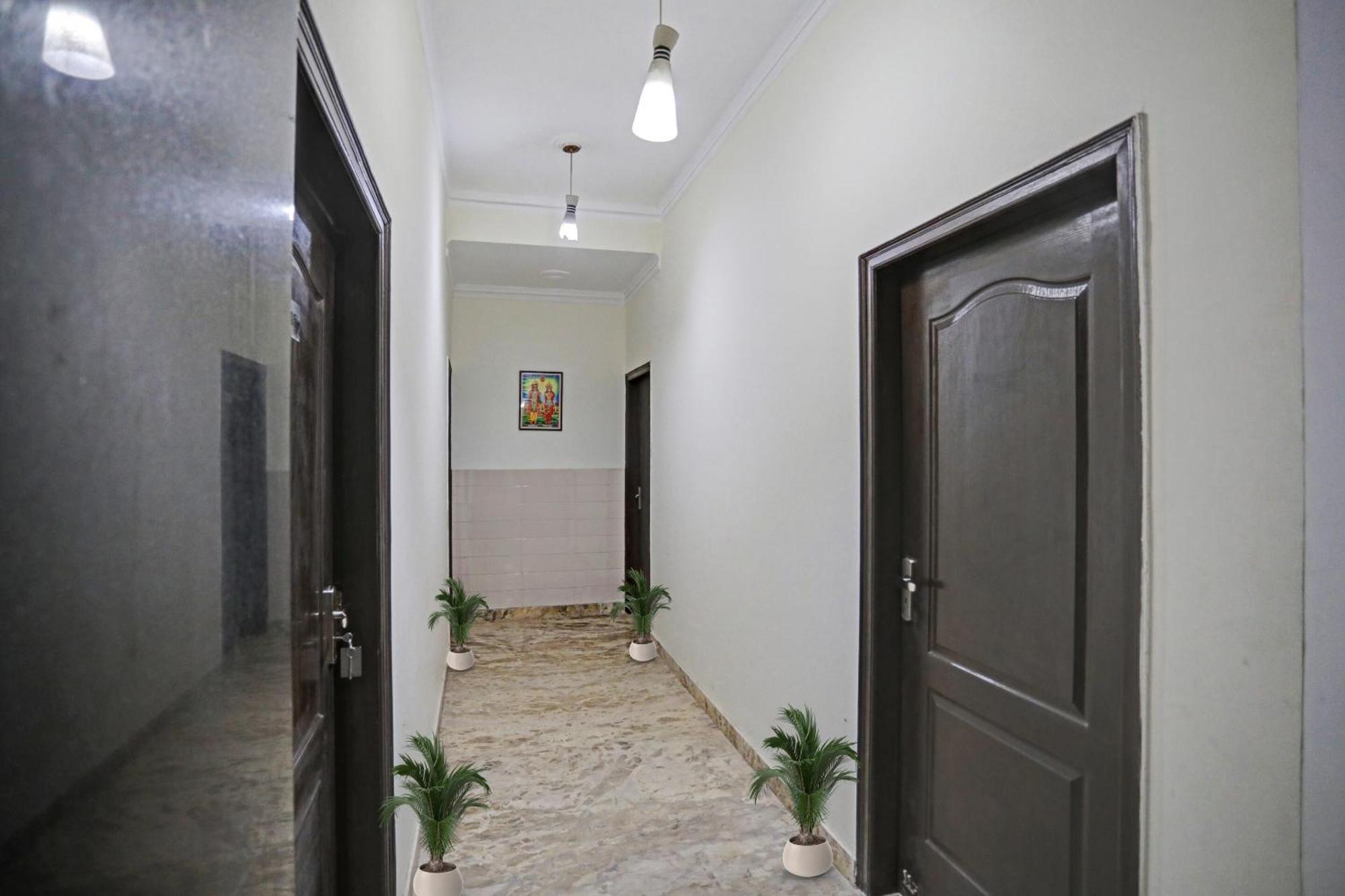 Hotel Townhouse The Premier View Near Iskcon Temple Noida Extérieur photo
