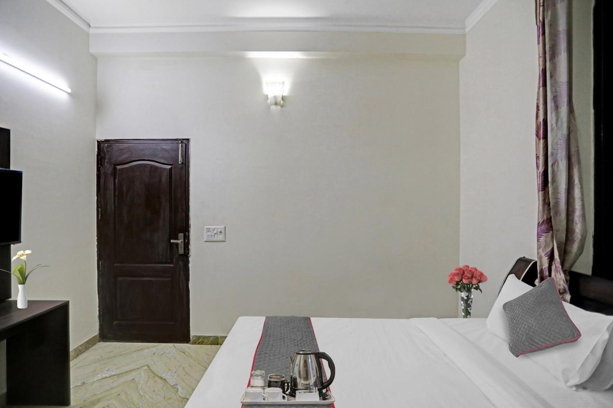 Hotel Townhouse The Premier View Near Iskcon Temple Noida Extérieur photo