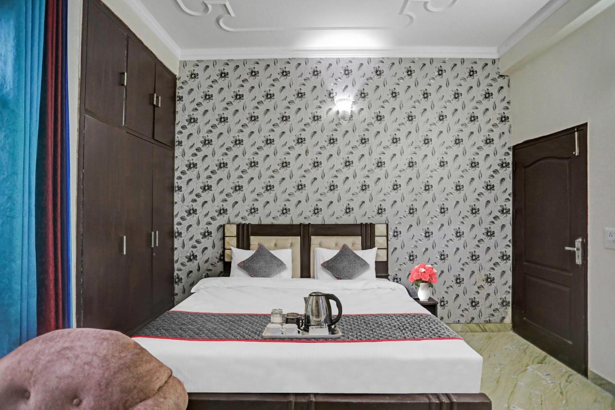 Hotel Townhouse The Premier View Near Iskcon Temple Noida Extérieur photo