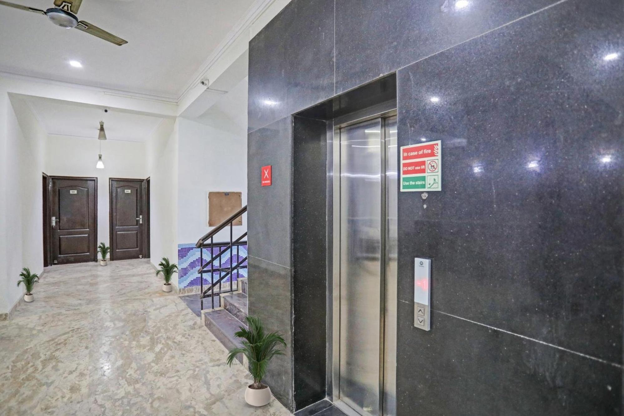 Hotel Townhouse The Premier View Near Iskcon Temple Noida Extérieur photo